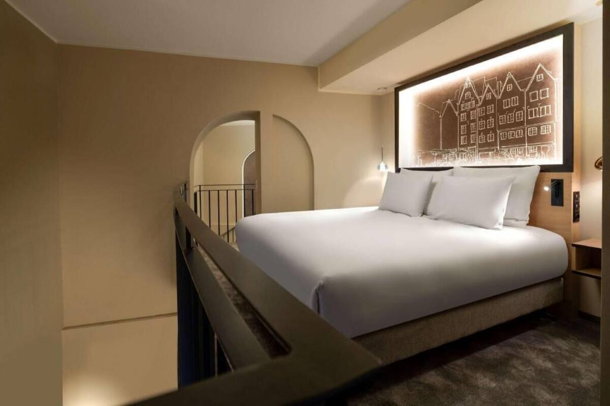 Bộ đồ giường kháng dị ứng, chăn bông, minibar, két bảo mật tại phòng 