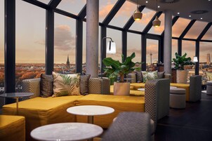 Bar en la azotea, con vista al jardín, abre todos los días
