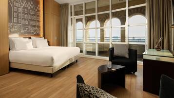 Quarto standard | Roupas de cama antialérgicas, edredons de pluma, frigobar