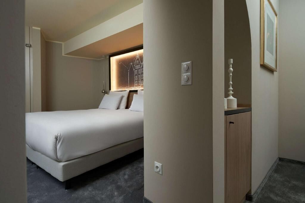 Hypo-allergenic bedding, down duvets, minibar, in-room safe