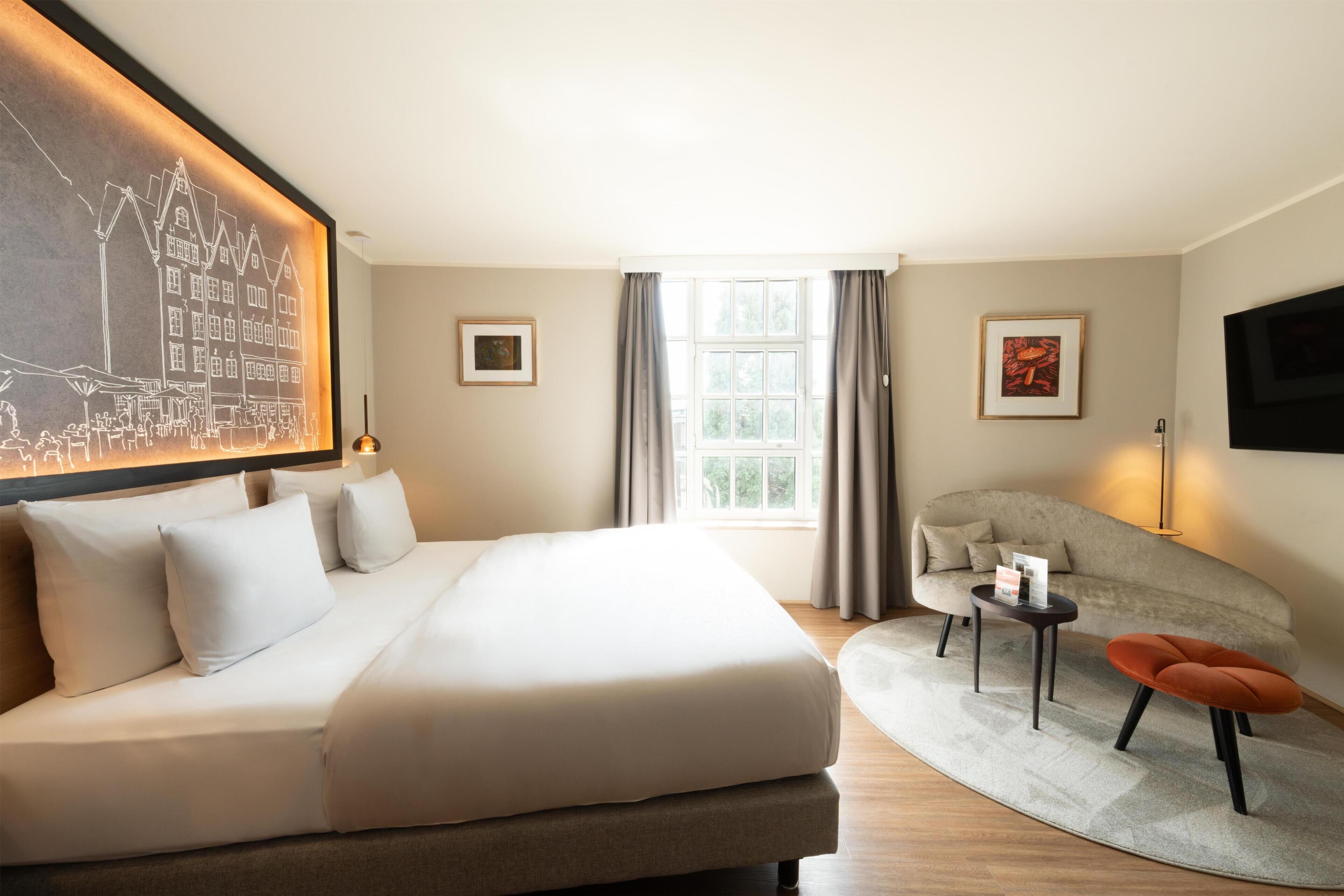 Standard Room, 1 Queen Bed (Aqua) | Hypo-allergenic bedding, down comforters, minibar, in-room safe