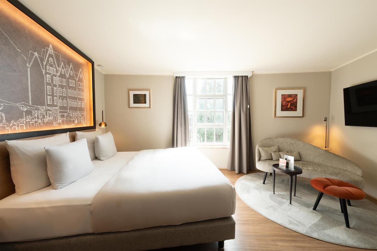 Standard Room, 1 Queen Bed (Aqua) | Hypo-allergenic bedding, down comforters, minibar, in-room safe