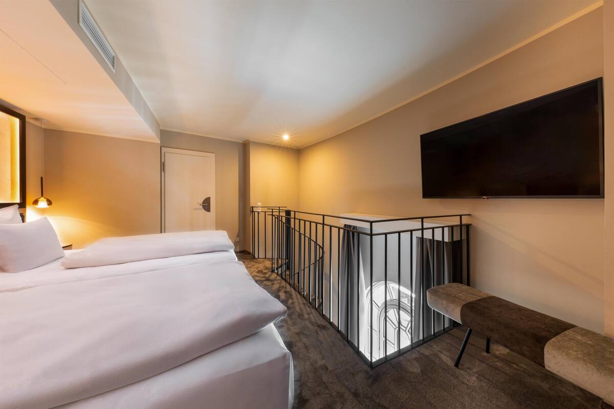 Bộ đồ giường kháng dị ứng, chăn bông, minibar, két bảo mật tại phòng 