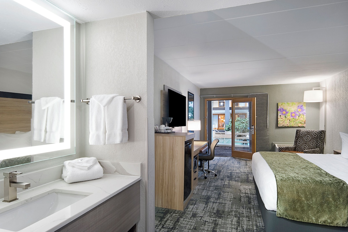 Chambre, 1 très grand lit, au bord de la piscine | Espace de travail pour ordinateurs portables, rideaux d’obscurcissement