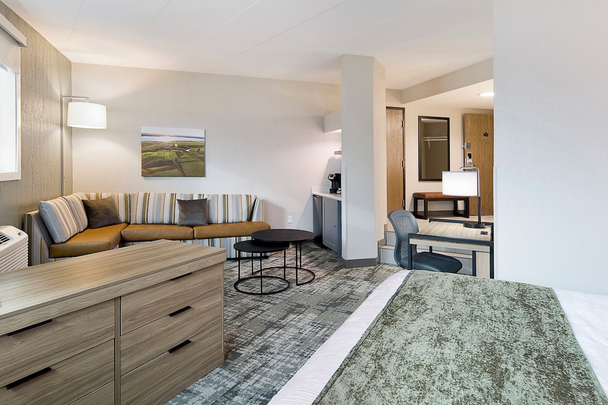 Suite Deluxe, 1 très grand lit, en coin | Espace de travail pour ordinateurs portables, rideaux d’obscurcissement