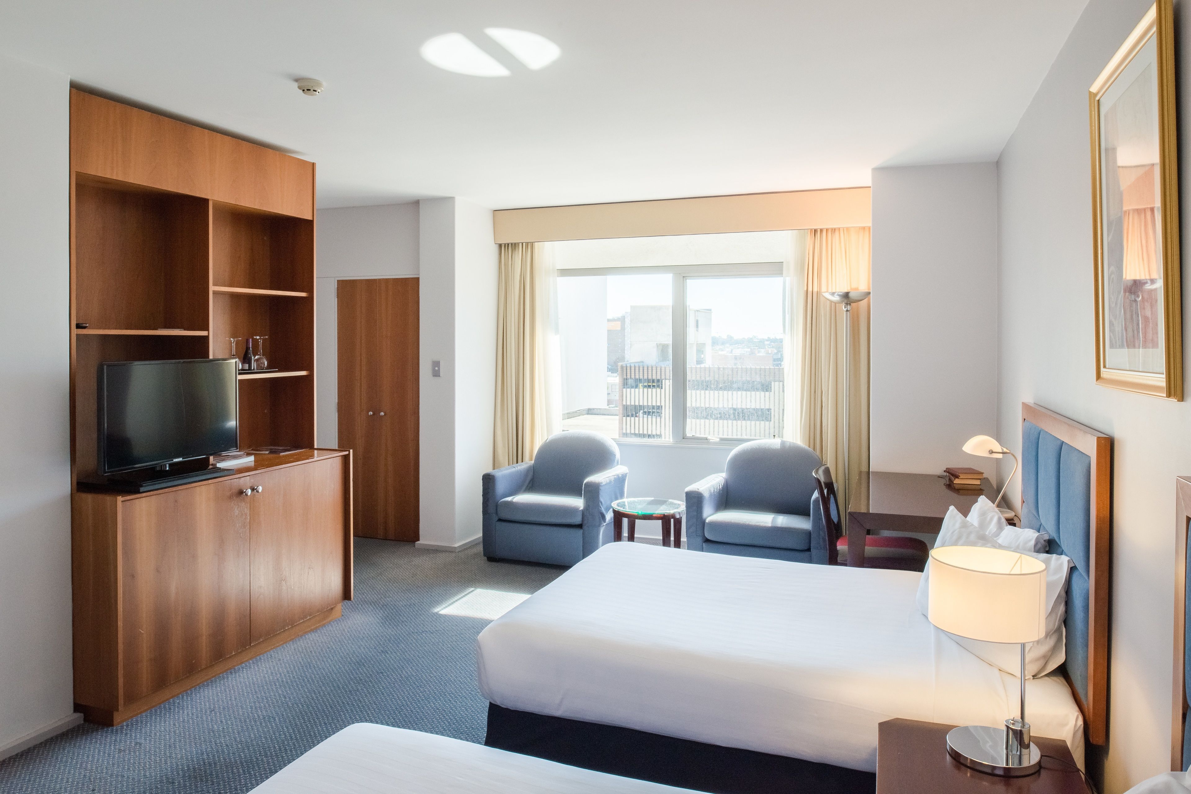 غرفة عادية لاثنين - سريران مزدوجان | مكتب ومكواة/لوح كي وأسرّة قابلة للطي وواي فاي مجانًا