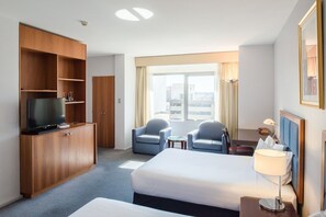 Desk, iron/ironing board, rollaway beds, free WiFi - Seasons Of Perth (Perth)