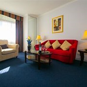 Desk, iron/ironing board, rollaway beds, free WiFi - Seasons Of Perth (Perth)