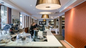Breakfast, lunch and dinner served  - Seasons Of Perth (Perth)