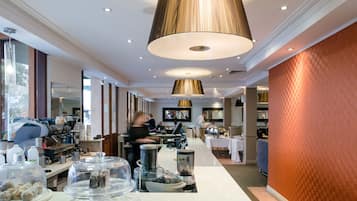 Breakfast, lunch, dinner served; al fresco dining
