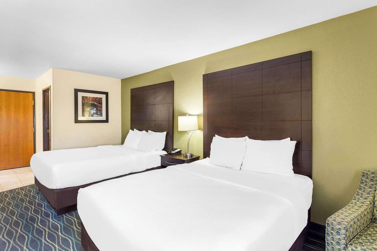 In-room safe, desk, iron/ironing board, WiFi (surcharge)