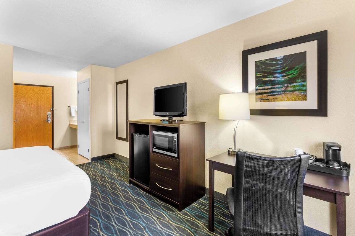 In-room safe, desk, iron/ironing board, WiFi (surcharge)