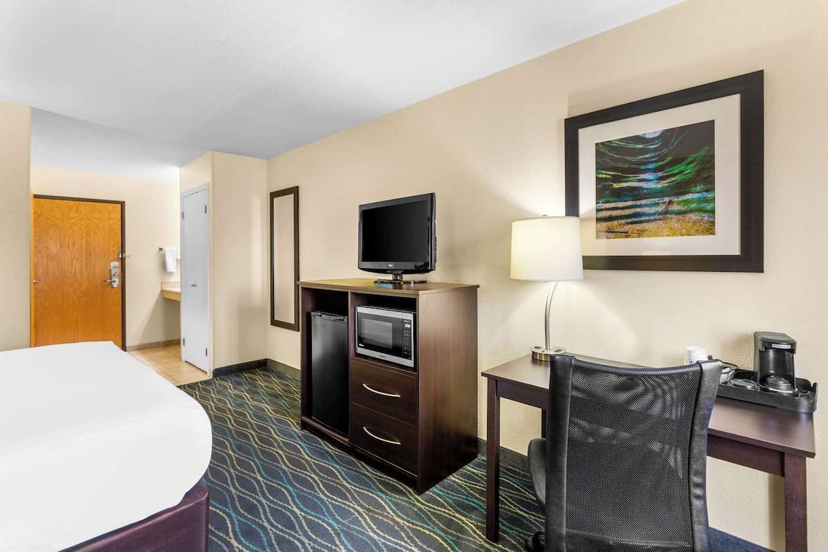 In-room safe, desk, iron/ironing board, WiFi