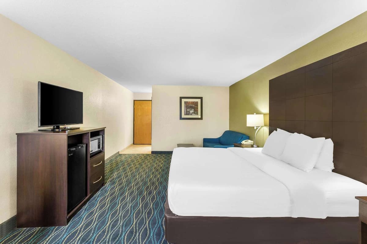 In-room safe, desk, iron/ironing board, WiFi (surcharge)