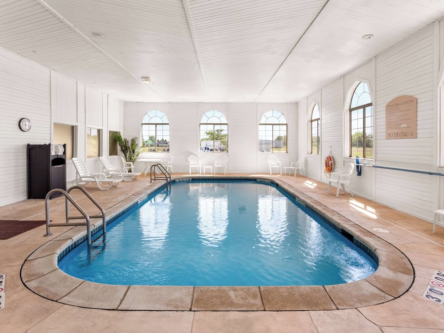 Innendørsbasseng og solsenger