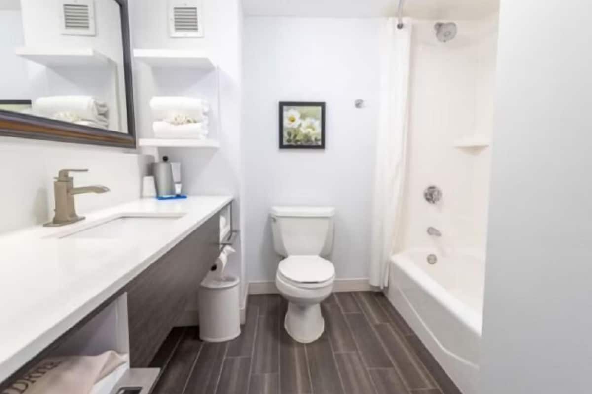 Ensemble douche/baignoire, articles de toilette gratuits, sèche-cheveux