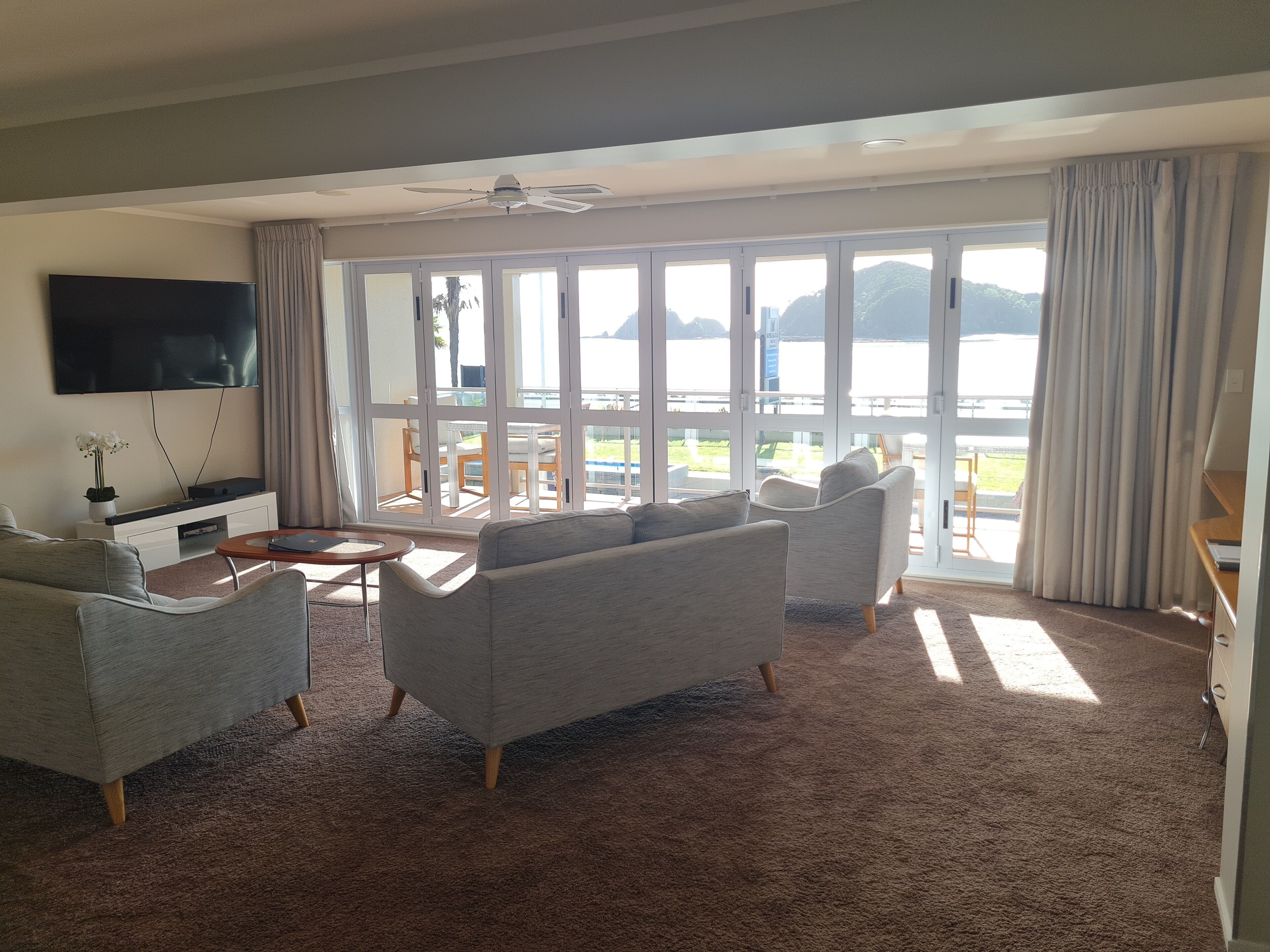 executive suite | living area | 30-cm flat-screen tv with satellite channels, tv