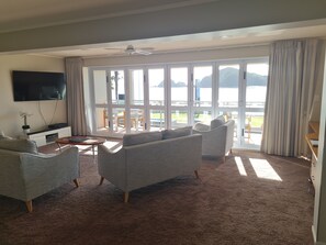 Suite – executive | Oppholdsområde | En 30-centimeters Flatskjerm-TV med Parabol-TV samt TV