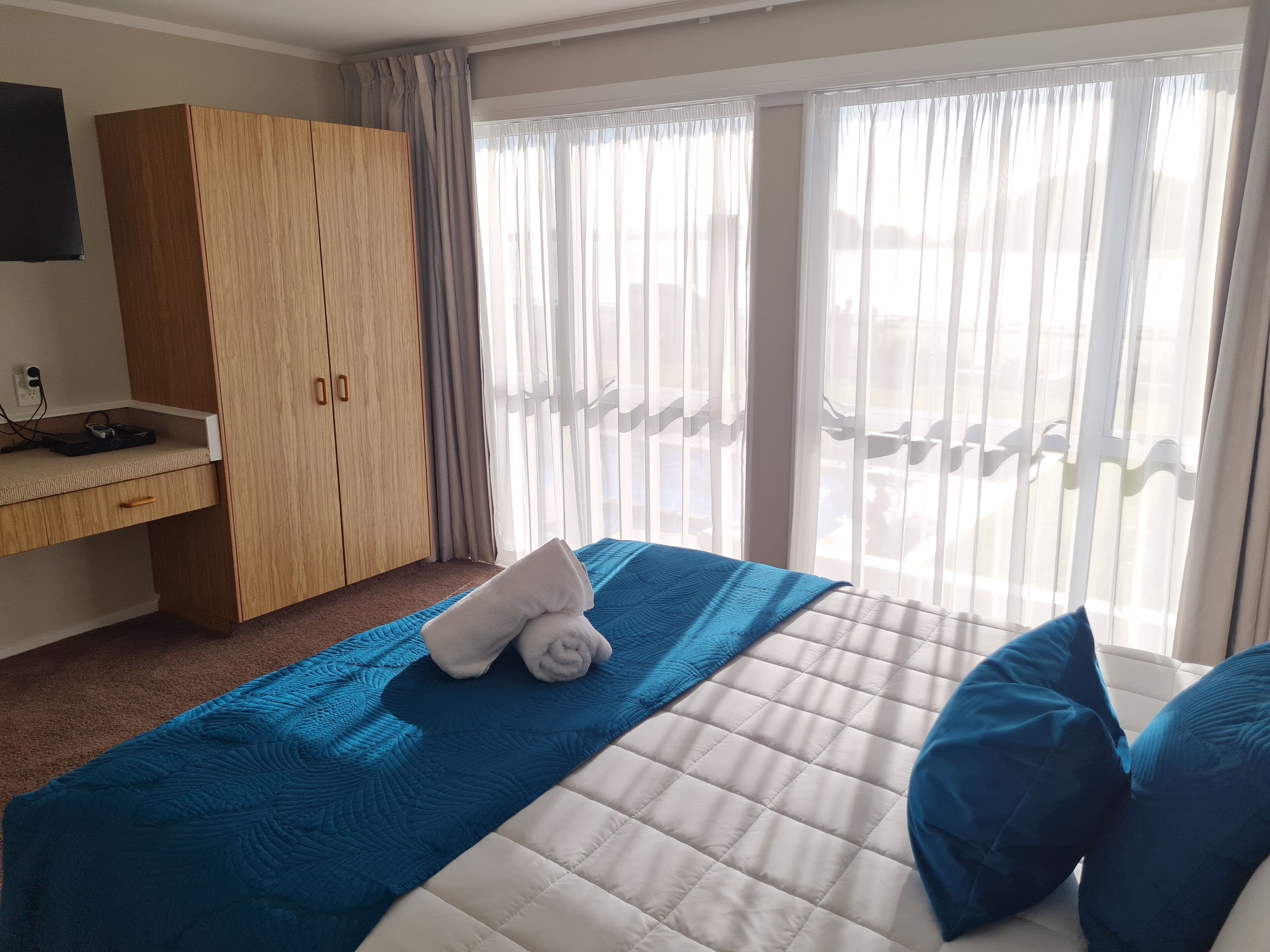 executive suite | in-room safe, desk, blackout curtains, iron/ironing board