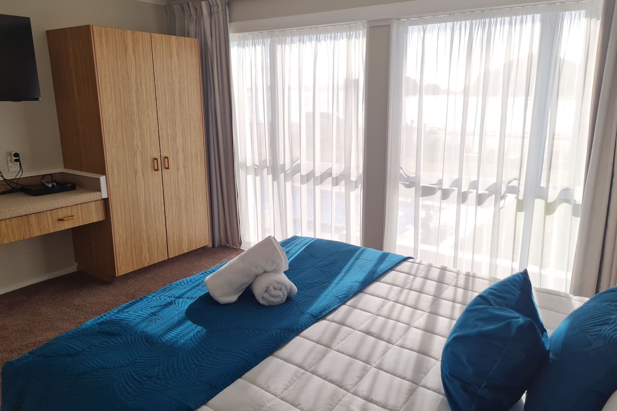 executive suite | in-room safe, desk, blackout curtains, iron/ironing board