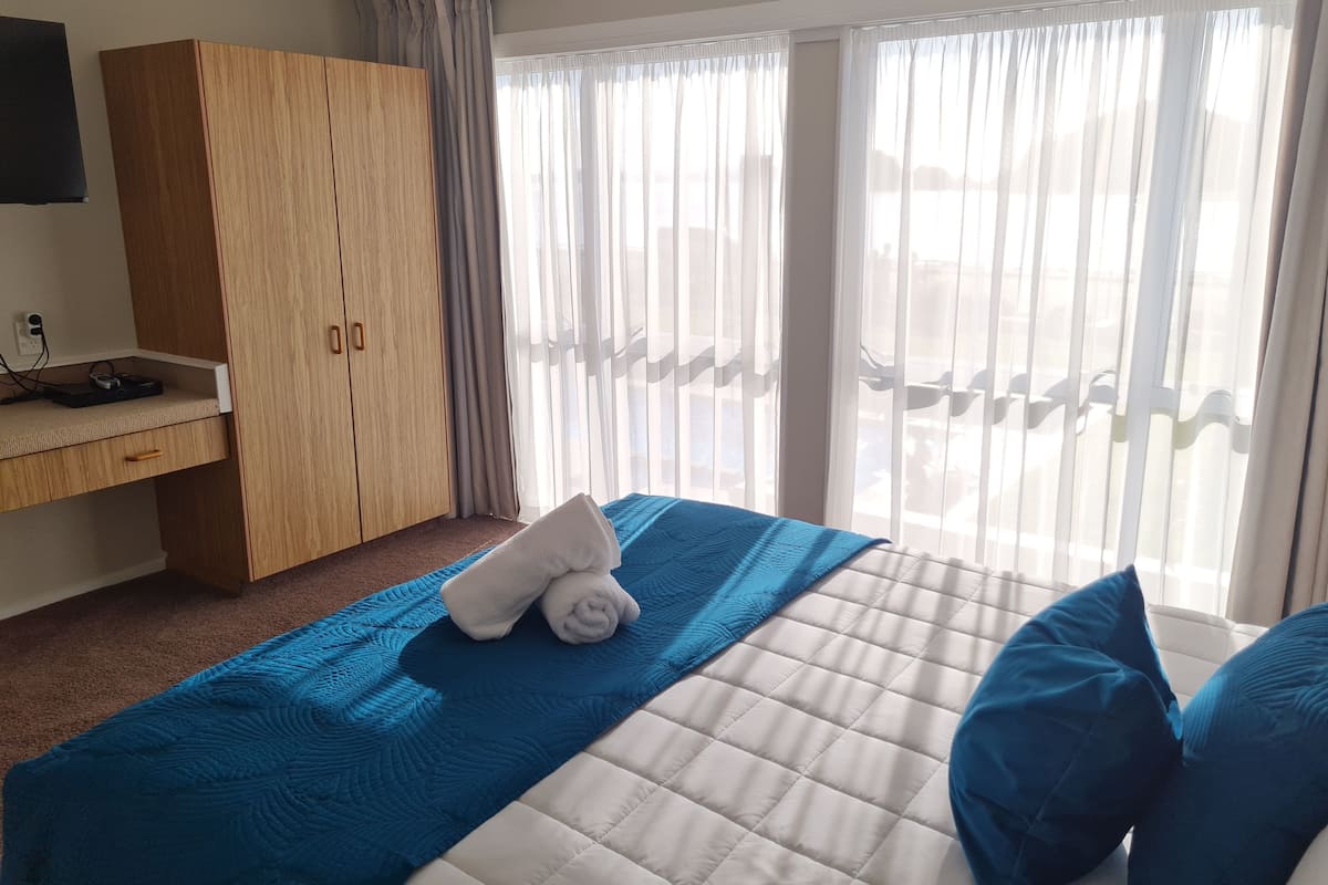 Suite – executive | Safe på rommet, skrivebord, blendingsgardiner og strykejern/-brett