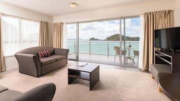 Suite 1 King | Living area | 30-cm flat-screen TV with digital channels, TV