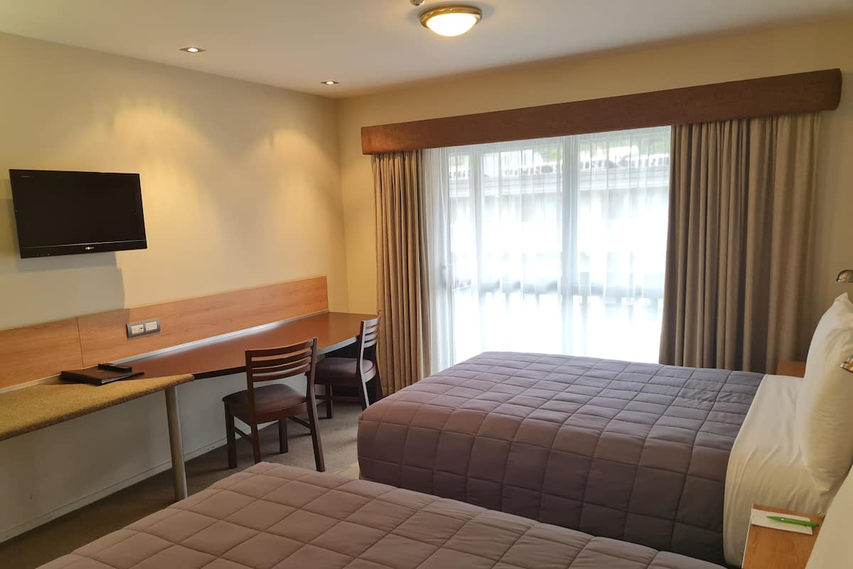 Rom – standard, 2 dobbeltsenger | Safe på rommet, skrivebord, blendingsgardiner og strykejern/-brett