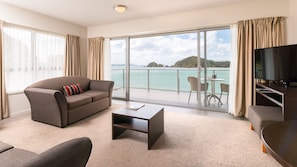 In-room safe, desk, blackout curtains, iron/ironing board - Kingsgate Hotel Autolodge Paihia (Paihia)