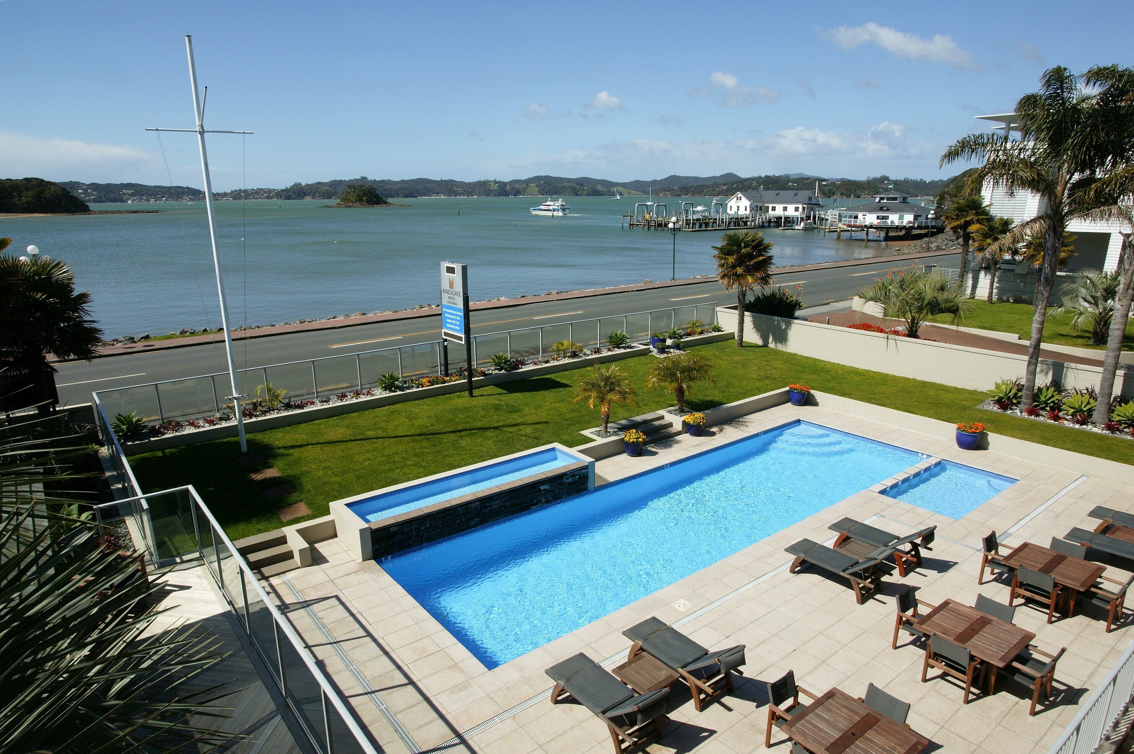 Piscina externa, funciona das 9h às 21h, guarda-sóis, espreguiçadeiras
