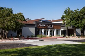 Moderni rakennus, jonka yläpuolella on kyltti, jossa lukee: ”COURTYARD BY MARRIOTT”.