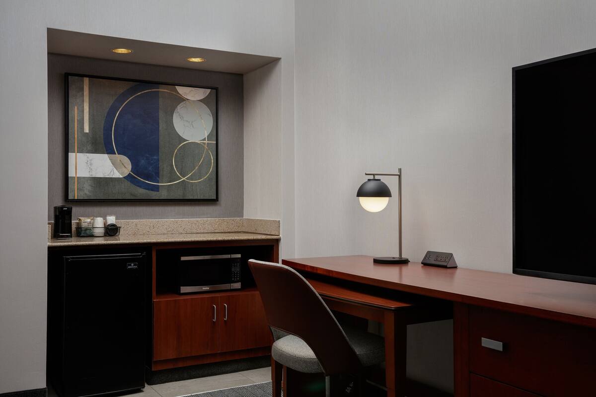 suite, 1 bedroom, non smoking | living room | flat-screen tv