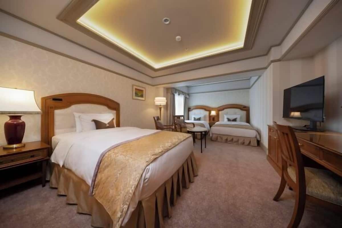 1 bedroom, down duvets, in-room safe, desk