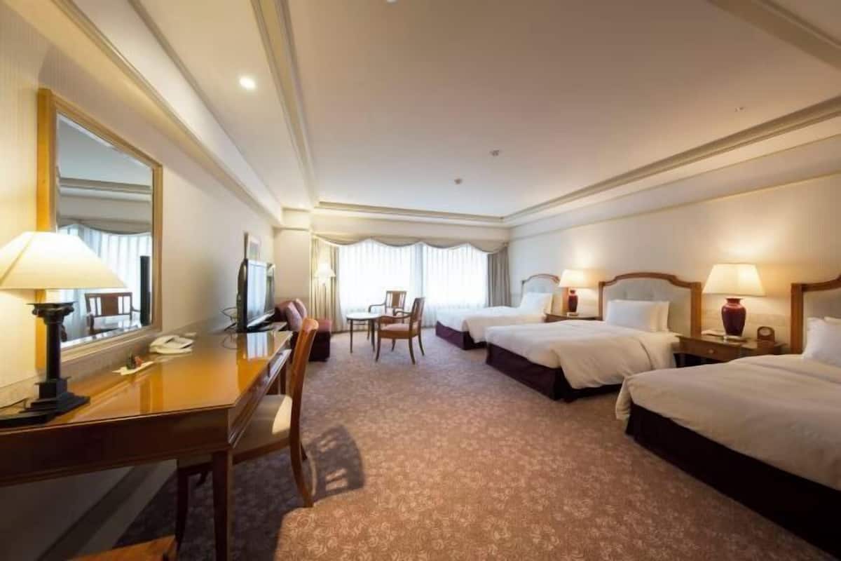 1 bedroom, down duvets, in-room safe, desk