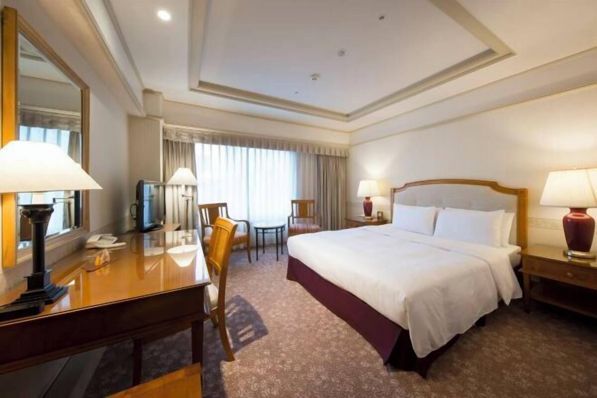 Down duvets, in-room safe, desk, blackout curtains