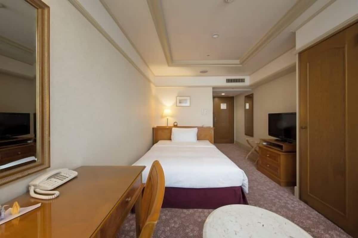 1 bedroom, down duvets, in-room safe, desk