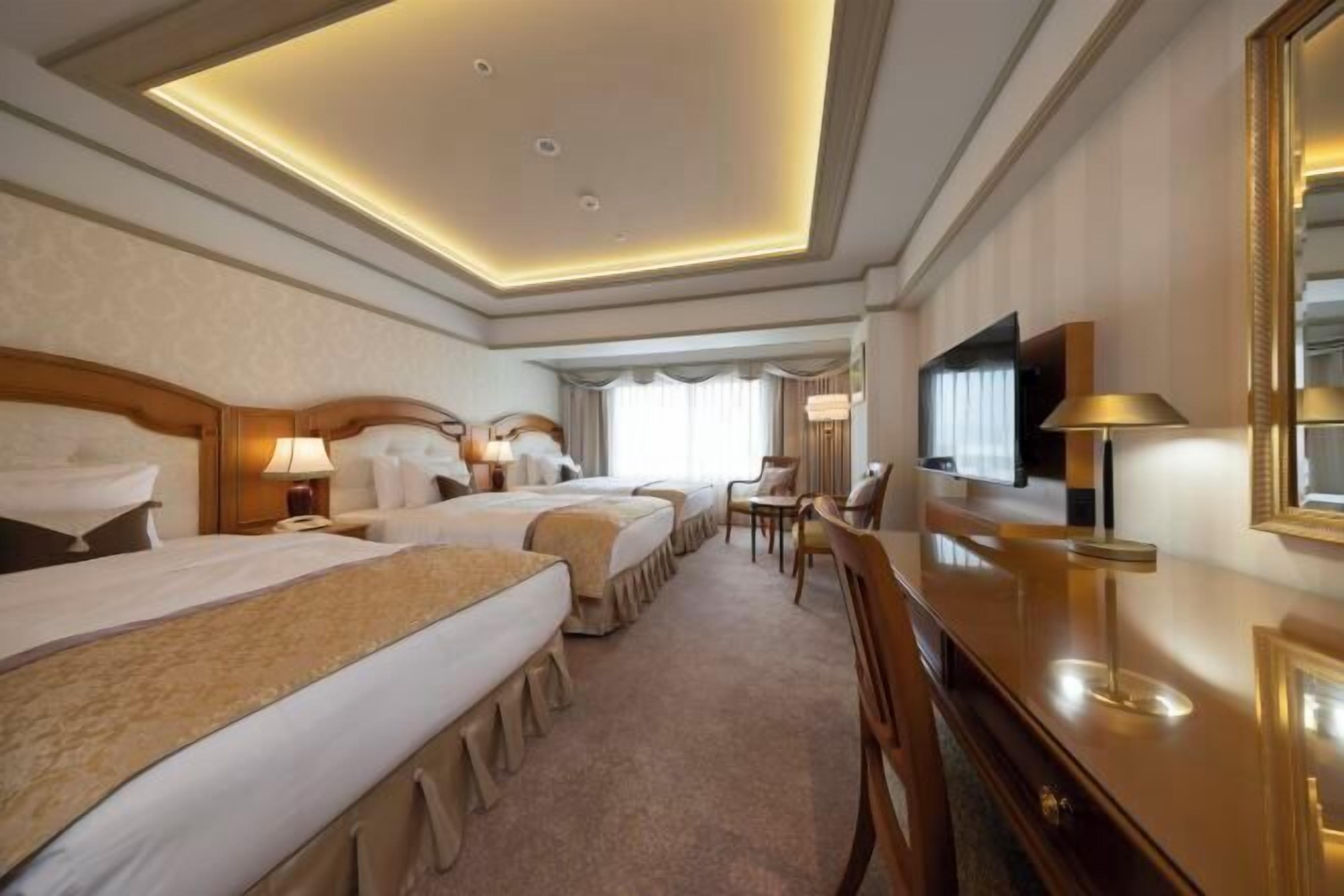 Down comforters, in-room safe, desk, blackout drapes