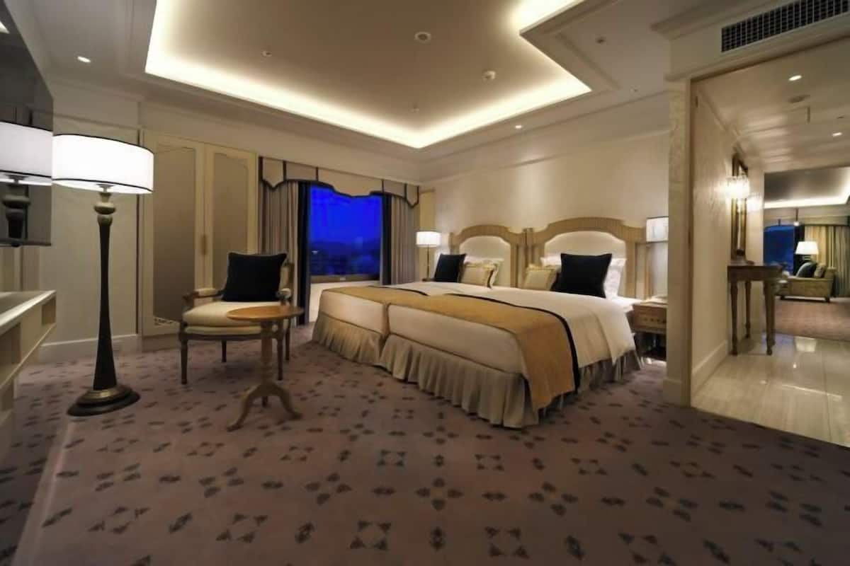 1 bedroom, down duvets, in-room safe, desk