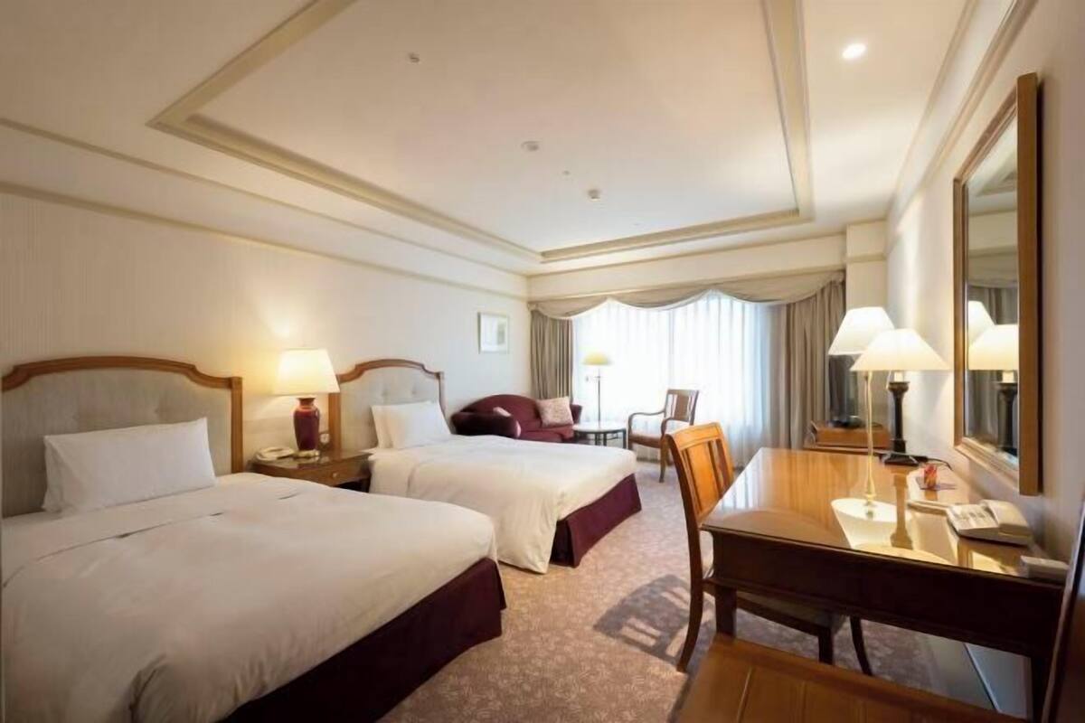 Down duvets, in-room safe, desk, blackout curtains