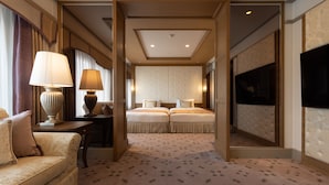 A hotel room with a double bed, a sofa, a desk with a lamp, and a TV. - Hotel Nikko Princess Kyoto (Kyoto)