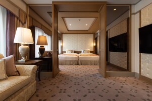 Down comforters, in-room safe, desk, blackout drapes