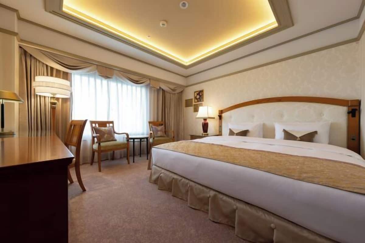 1 bedroom, down duvets, in-room safe, desk