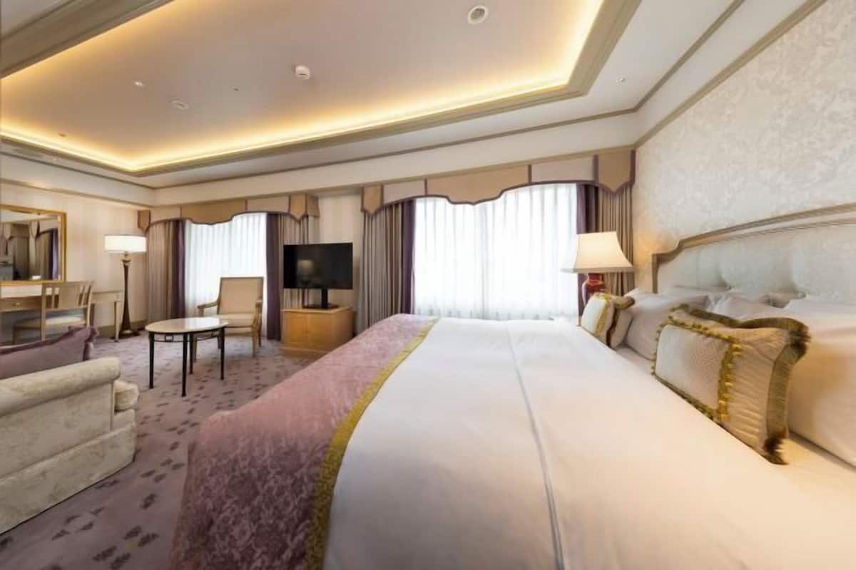 1 bedroom, down duvets, in-room safe, desk