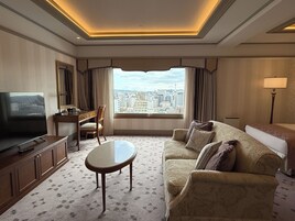 行政双床房, 多张床, 无烟房 (Deluxe, 69sqm) | 起居区 | 37-英寸液晶电视（配备数码频道）