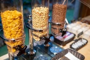 Un distributeur automatique proposant différents types de granola et de céréales.