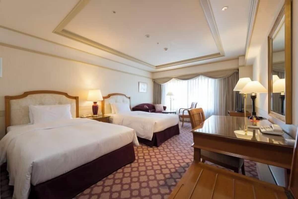 1 bedroom, down duvets, in-room safe, desk