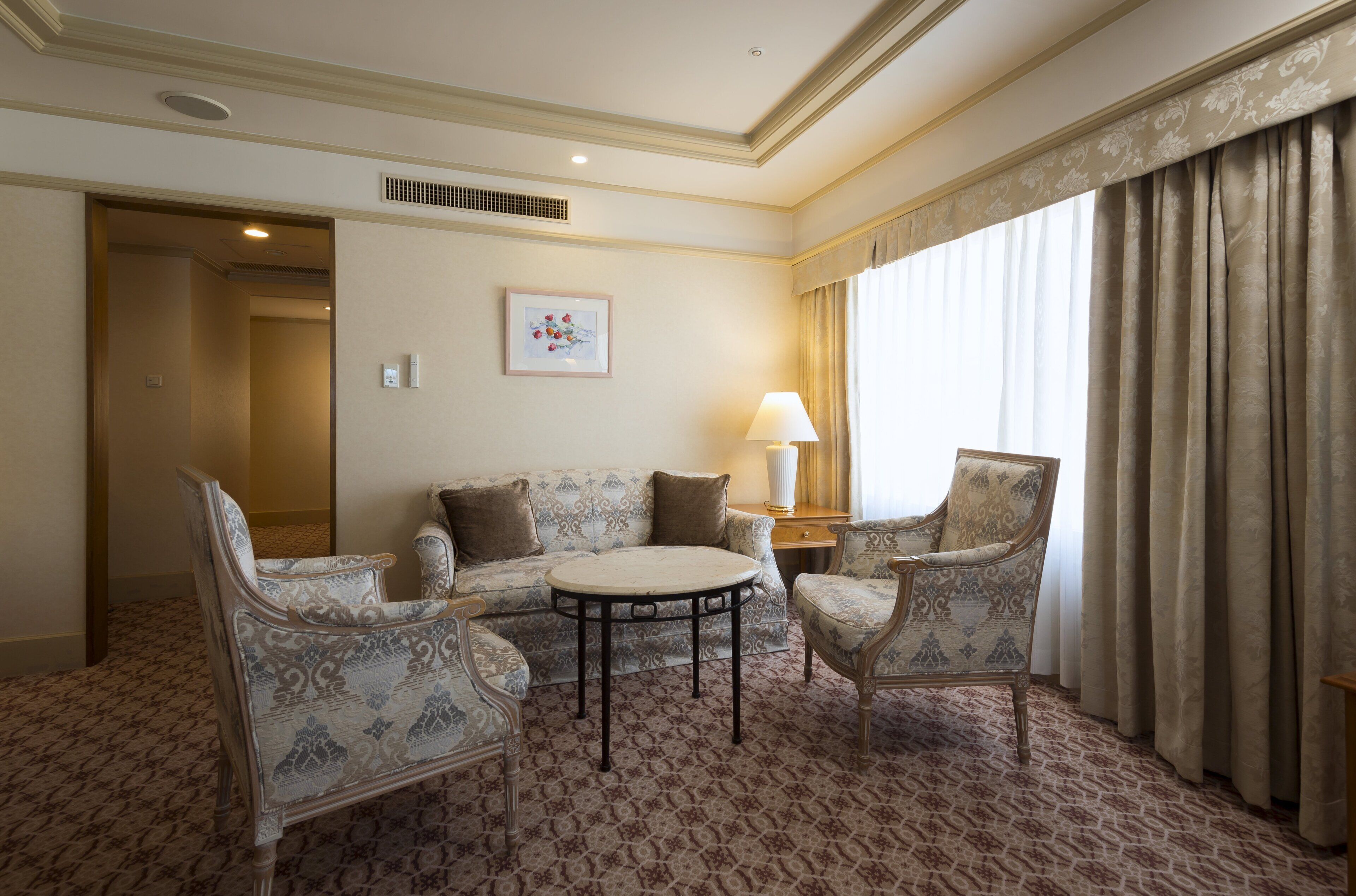 Suite junior, para no fumadores (Twin Room, North East) | Edredón, caja de seguridad en la habitación y escritorio 