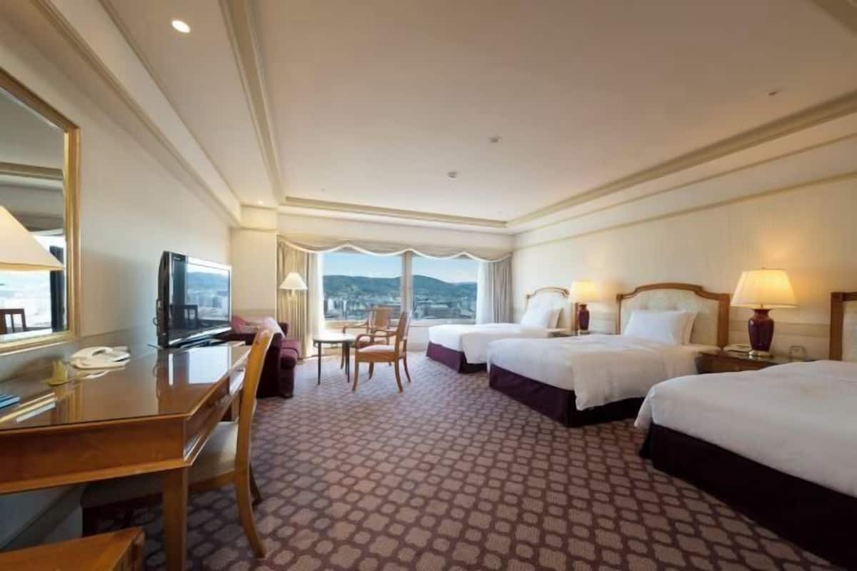 1 bedroom, down duvets, in-room safe, desk