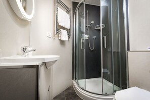 Chambre Standard, 1 très grand lit, non-fumeur | Salle de bain | Articles de toilette (gratuits), séchoir à cheveux, serviettes fournies