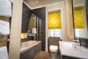 Executive Room, 1 King Bed, Non Smoking | Iron/ironing board, free WiFi, bed sheets, alarm clocks