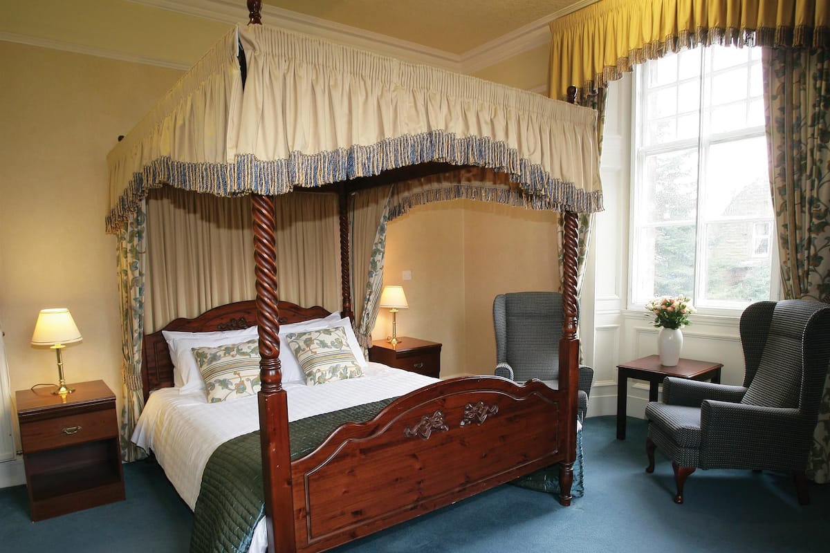 Habitación ejecutiva, 1 cama King size, para no fumadores (Four Poster Bed) | Tabla de planchar con plancha, wifi gratis, ropa de cama y despertador